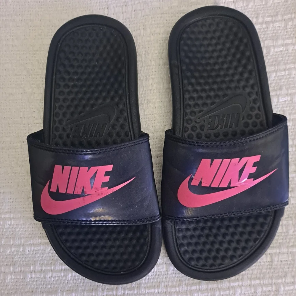 Nike Black and Pink Flip Flop Sandals - Picture 3 of 4
